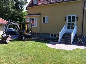 Drnera Drnering villa Djursholm Danderyd Tby Stocksund Liding Nsbypark Viggbyholm. Isolering grund med 2x100mm Pordrn. Dagvatten stuprr drnering ansluten sandfngsbrunn samt vidare till kommunala system. Byte ingende strm frn vg, insttning nytt fasadmtarskp i garage fr vidare in i fastighet. CFS Bygg AB // Grv & drnering Stockholm AB